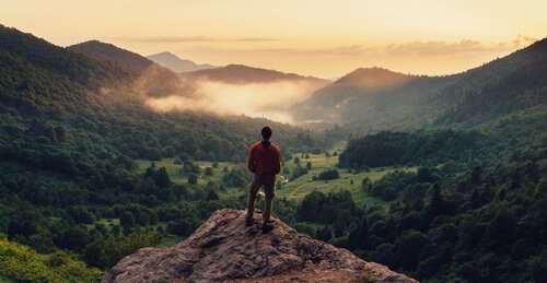 Man op een bergtop