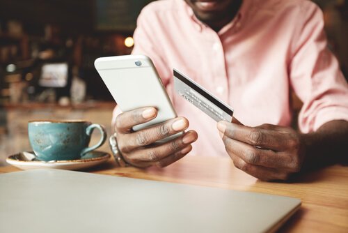 Man winkelt via zijn telefoon