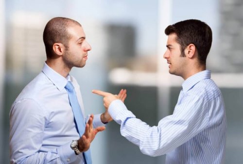Twee mannen hebben ruzie met elkaar