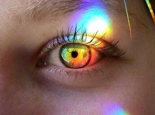 Regenboog aan kleuren in het oog van een meisje