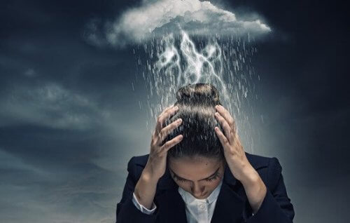 Regenwolk boven het hoofd van een vrouw