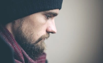 vastberaden of eigenwijs man met muts