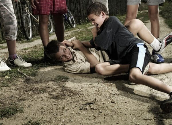 omstandereffect vechtende kinderen terwijl andere kinderen toekijken