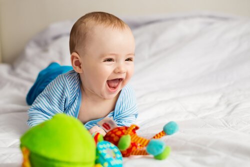 Een lachende vrolijke baby