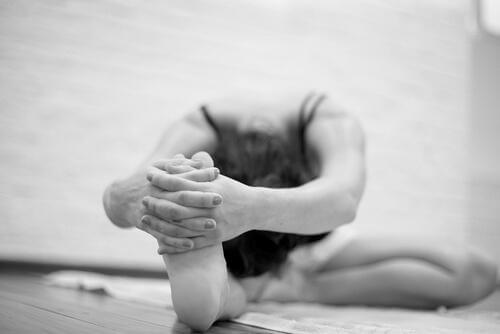 Vrouw doet aan Bikram Yoga