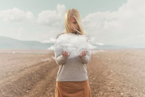 Vrouw houdt wolk vast