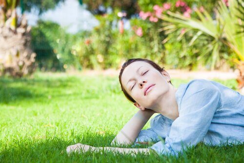 Vrouw rust uit in het gras