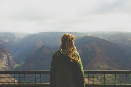 Vrouw kijkt uit over een berg