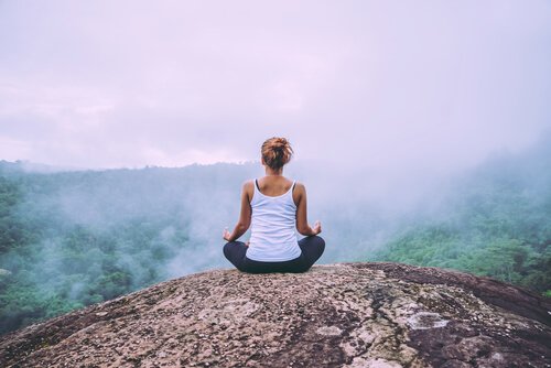 Vrouw mediteert op een berg