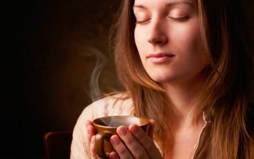 Vrouw met een kop koffie