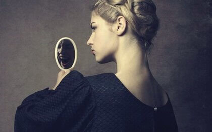 Vrouw met een spiegeltje