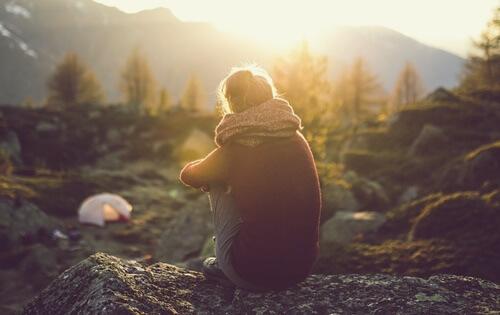 Vrouw zittend op een berg