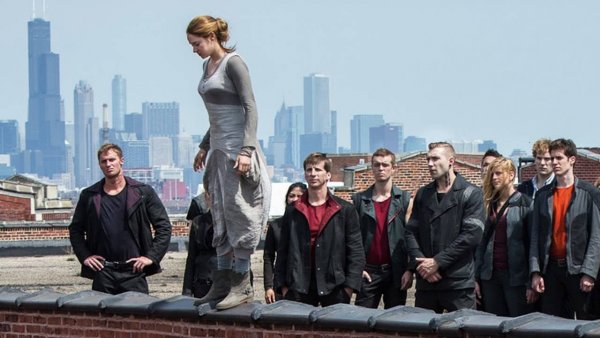 Vrouw springt van gebouw terwijl mensen toekijken