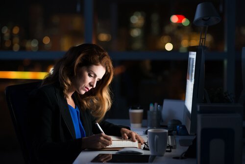 Vrouw tot 's avonds laat aan het werk