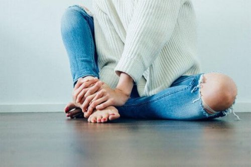 Vrouw zit op de grond
