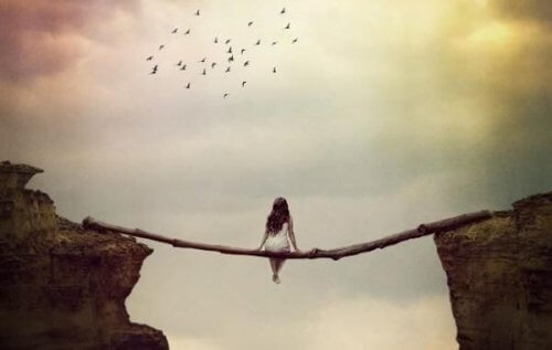 Vrouw zit op boomstam boven valei