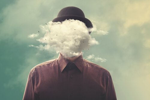 Man met zijn hoofd in de wolken
