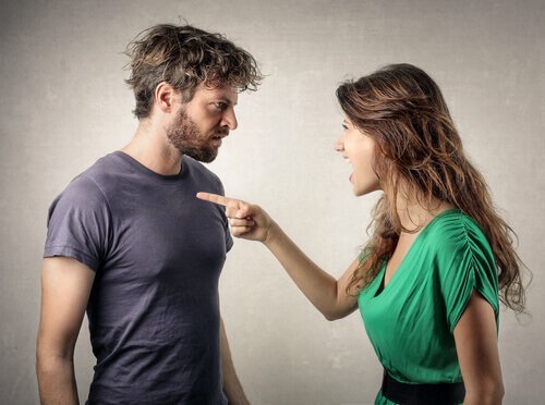 Vrouw maakt ruzie met haar vriend