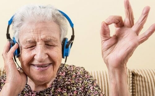 Oudere vrouw zingt met koptelefoon op