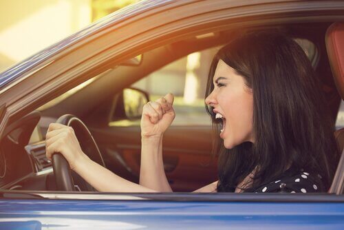 Boze vrouw in de auto verkeersagressie