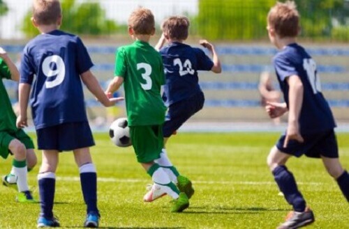 Wanneer kinderen aan sport doen, leren ze in team werken