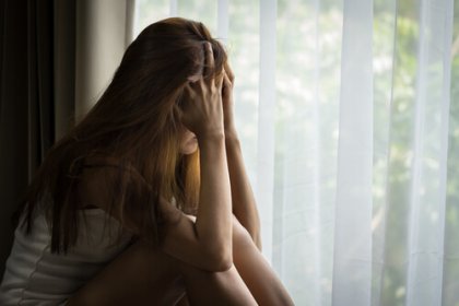 Vrouw maakt zich zorgen