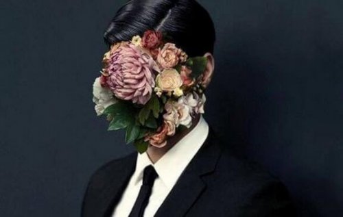Man met bos bloemen voor zijn gezicht