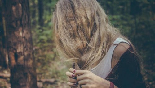 Vrouw met lang blond haar