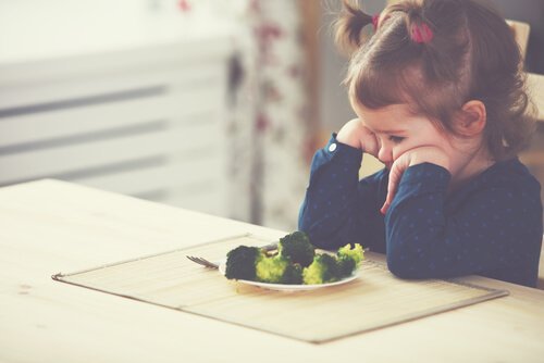 Meisje wil haar broccoli niet opeten