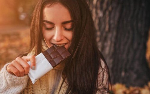 Meisje dat chocola eet