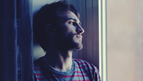 Depressie man staart voor zich uit