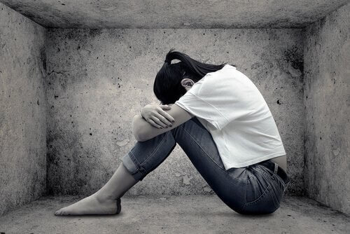 Eenzaam meisje dat zit te huilen