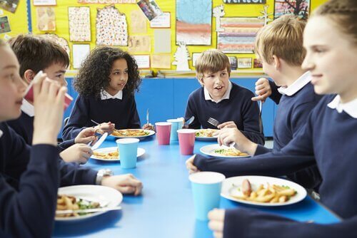 Kinderen die op school eten