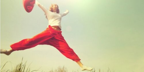 Vrouw springt gat in de lucht van blijdschap