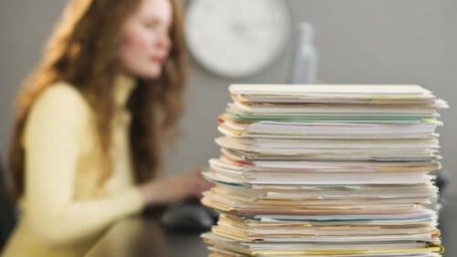 Een grote stapel papieren