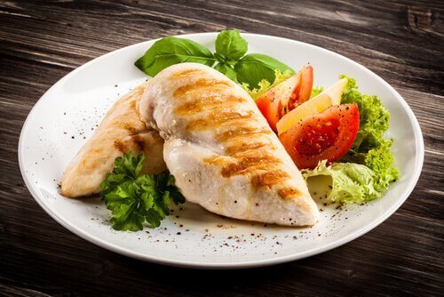 Kipfilet op een bord met salade