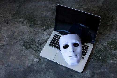 Een masker op een laptop