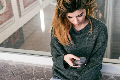 leugens op sociale media vrouw