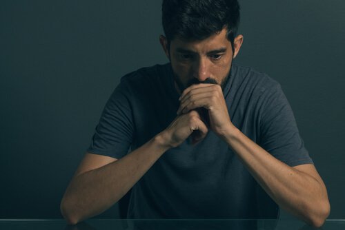 Bezorgde man in gedachten verzonken