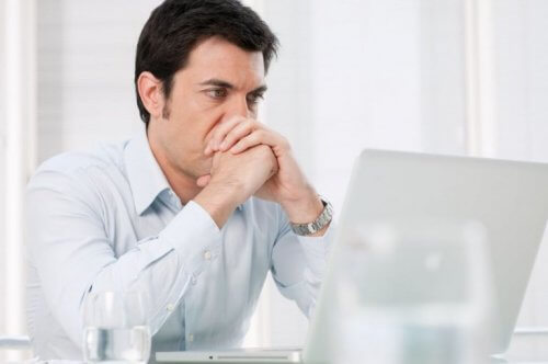 Man zoekt werk op internet