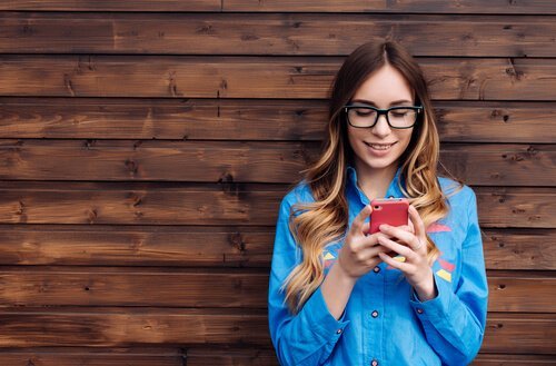 Vrouw bezig met haar sociale media