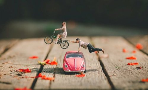 Twee poppetjes met een auto en een fiets