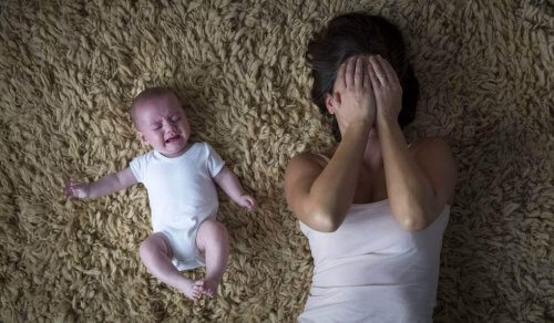 post-adoptie depressie moeder met baby op de grond