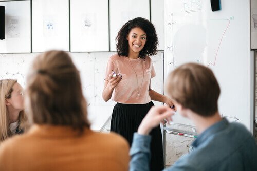 Vrouw houdt een presentatie voor publiek met vertrouwen