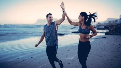 Twee mensen rennen over het strand