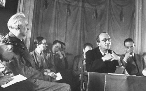 Karl jaspers tijdens een bijeenkomst