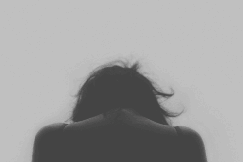 Vrouw met haar rug naar de camera