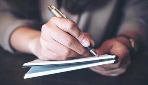 Man schrijft sollicitatiebrief