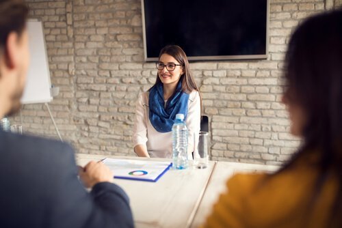 Meisje tijdens een sollicitatiegesprek