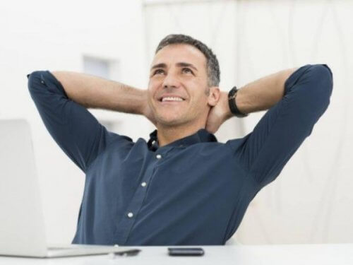 Tevreden man leunt achterover